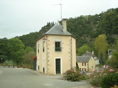 Petite maison juste avant le pont de Saint-Léonard-des-Bois - Photo of Averton