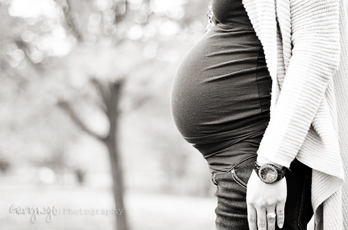 portrait bw woman female 50mm nikon dof bokeh f14 pregnant maternity monochorme d7000