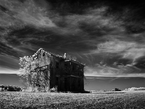 blackandwhite abandoned ir flood creepy spooky missouri abandonedhouse infrared brickhouse chamois