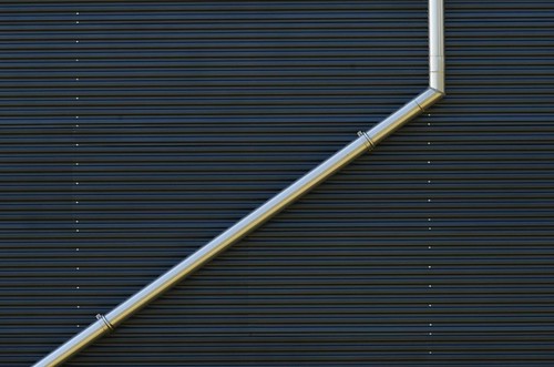black building lines wall noir tube diagonal mur lignes tuyau archi argenté sillver