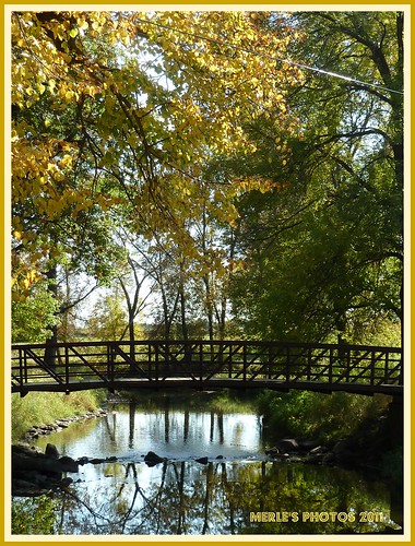 bridge autumn reflection fall nature wisconsin colorful stream footbridge fallcolors parks picnik waterview waterscene
