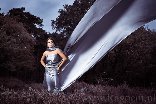 girl model dress wind elise apollo mook mookerheide tfp silverwing strobist eindresultaat ragoemvakfotografie