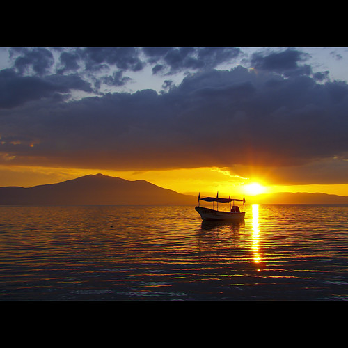 sunset mountain mexico boat jalisco goldenhour ajijic chapala lagodechapala utehagen uteart mountgarcia blinkagain